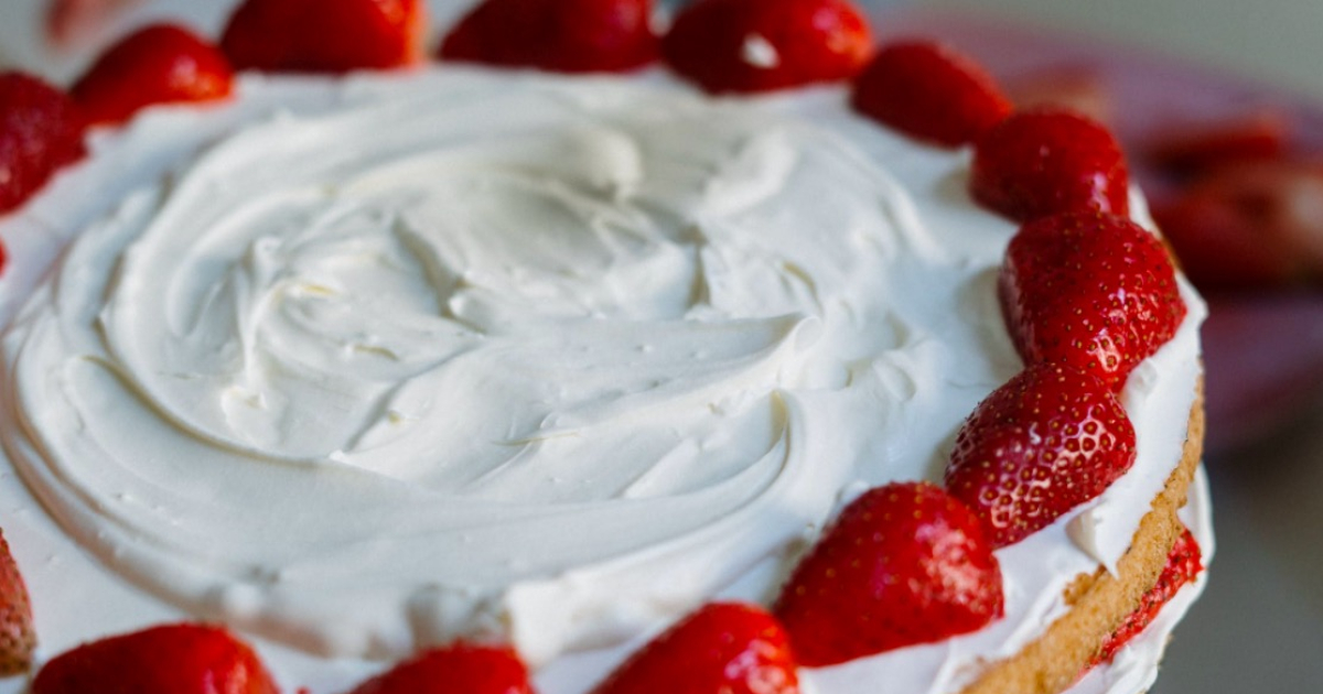 Pastel helado de fresa, crema y galleta