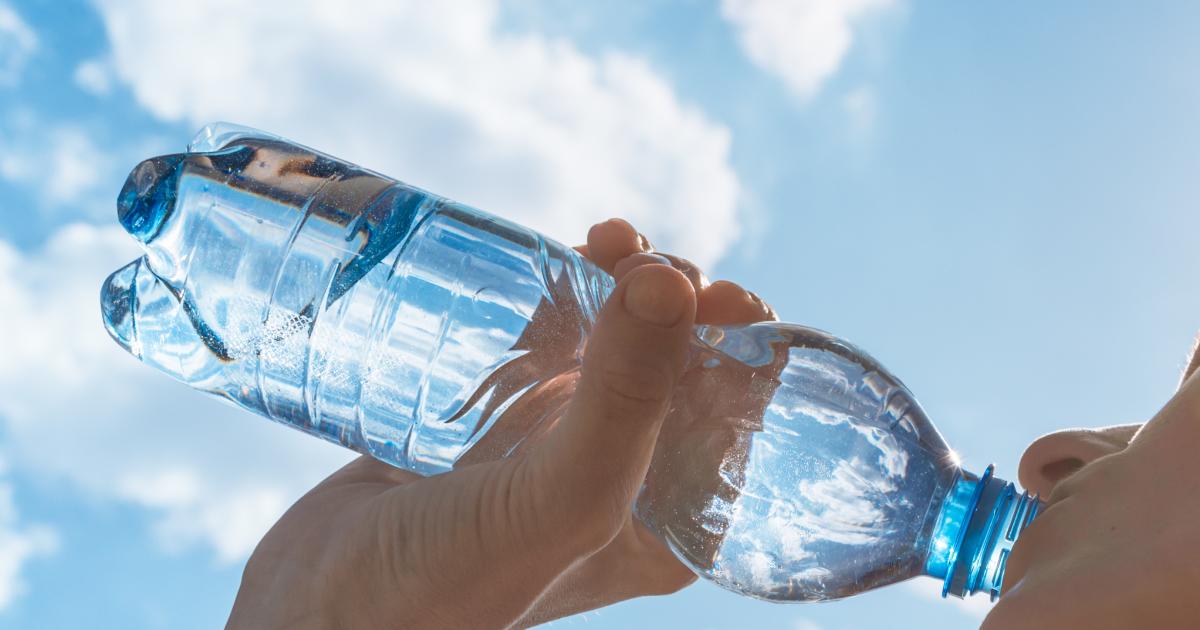 Por qué nunca debes rellenar de agua una botella de plástico