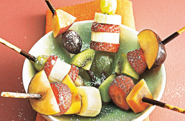 La receta de brocheta de mikado y frutas con la que los niños y niñas comen más fresas y plátano sin darse cuenta