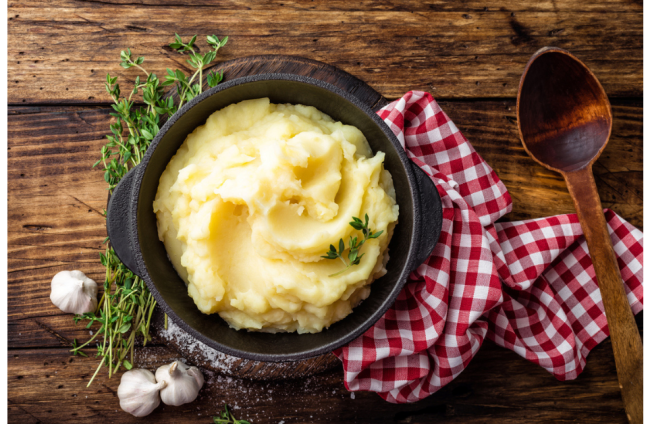 Una de las guarniciones más sencillas y deliciosas para acompañar todo tipo de platos es el puré de patatas, con nuestros consejos te quedará buenísimo.