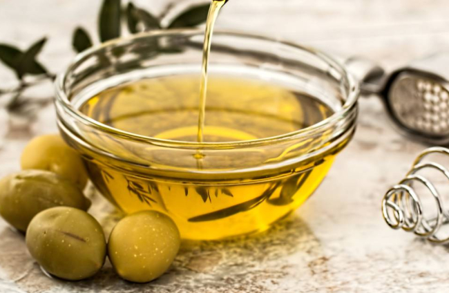 Te contamos todo lo que tienes que saber sobre el aceite de orujo de oliva: qué es, de dónde proviene y cuáles son sus beneficios para la salud.