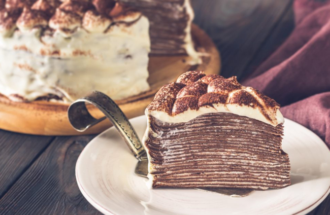 Si te apasiona el tiramisú y te encantan las crepes posiblemente te sorprenderá esta maravillosa combinación, con la que aprenderás a hacer una exquisita tarta de crepe de tiramisú.