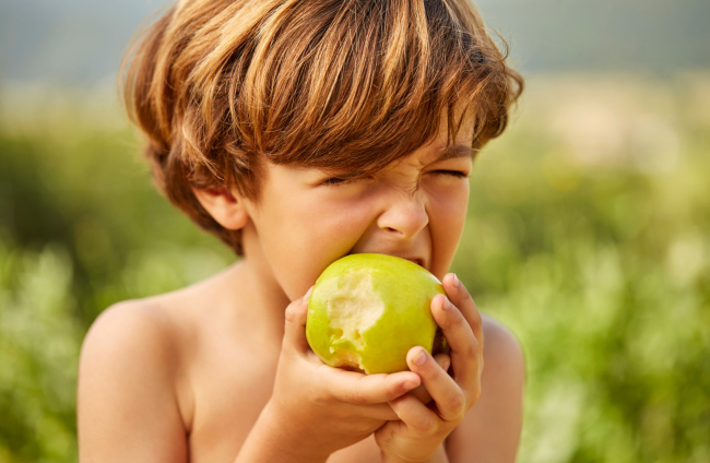 Cómo conseguir que los niños coman fruta