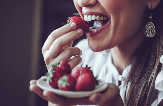 Estos cinco alimentos pueden afectar al color de tus dientes