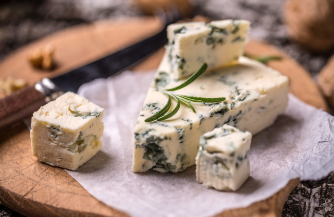 Cómo saber si el queso azul está estropeado: las señales a tener en cuenta antes de comer cabrales o roquefort