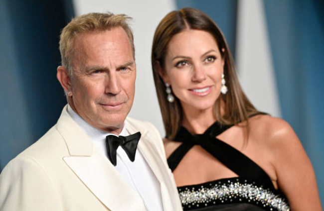 BEVERLY HILLS, CALIFORNIA - MARCH 27: (L-R) Kevin Costner and Christine Baumgartner attend the 2022 Vanity Fair Oscar Party hosted by Radhika Jones at Wallis Annenberg Center for the Performing Arts on March 27, 2022 in Beverly Hills, California. (Photo by Lionel Hahn/Getty Images