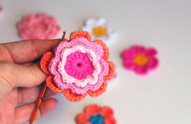 Bolso tejido al crochet con apliques florales realizados en