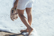 Las sandalias de Skechers con cuña sensata que están agotando las mujeres +50 porque son cómodas y versátiles para la oficina o para eventos