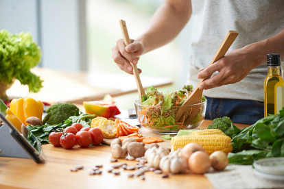 La proteína es un macronutriente fundamental para nuestro organismo. Y seguir una alimentación rica en proteínas es la mejor forma de asegurarnos un aporte diario adecuado. Para ayudarte, te descubrimos cuáles son los alimentos con mayor contenido proteico.