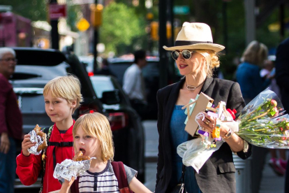 Naomi Watts con sus hijos Alexander y Samuel Kai cuando eran pequeños.