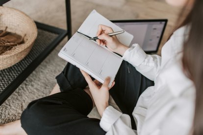 De Tiger a Primark: las agendas compactas, prácticas y tiradas de precio con las que las mujeres +50 organizarán su vuelta al trabajo sin esfuerzo