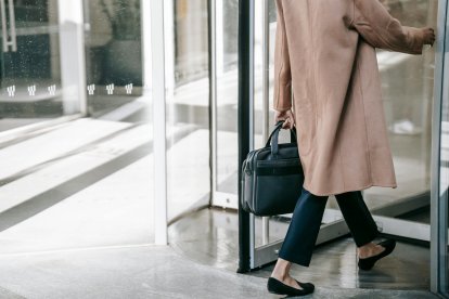 De Parfois a Stradivarius: los bolsos grandes y maletines prácticos, espaciosos y baratos que prometen agotar las mujeres +50 para la vuelta a la oficina