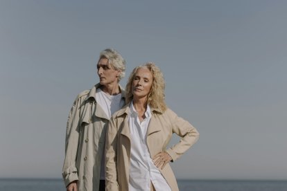 Las camisas blancas de Mango, Zara o Massimo Dutti perfectas para la vuelta a la rutina de las mujeres de 50 y 60 años porque son holgadas y pegan con todo