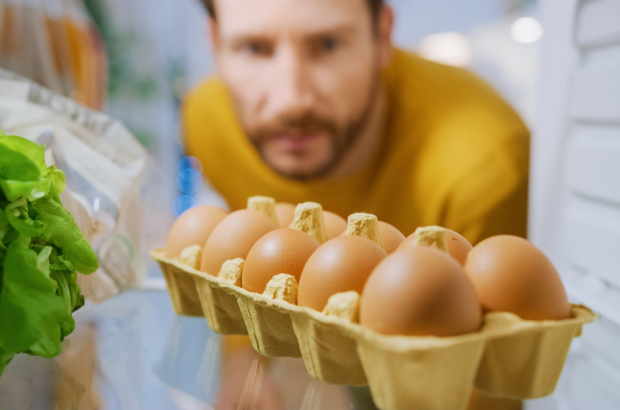 ¿Por qué se recomienda almacenar los huevos en el frigorífico?