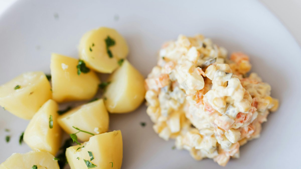 Cinco recetas de ensaladilla rusa para aprovechar este plato fresquito, fácil de hacer y que seduce a todos los gustos en los últimos días de verano