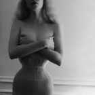 Anya Taylor-Joy muestra un corsé tan apretado que crea una cintura insana en Instagram.