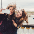Dos amigas haciéndose un selfie en su viaje a París