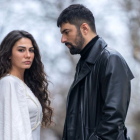Demet Özdemir junto a Engin Akyürek en 'Mi nombre es Farah'