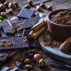 El chocolate se elabora con los granos de cacao tostados.