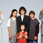 Imagen promocional de la película Sra. Doubtfire con Robin Williams, Sally Field y Pierce Brosnan más los niños.