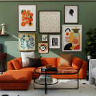 salon verde con sofa naranja