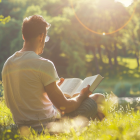 Un hombre disfruta de la lectura al aire libre