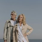 Las camisas blancas de Mango, Zara o Massimo Dutti perfectas para la vuelta a la rutina de las mujeres de 50 y 60 años porque son holgadas y pegan con todo