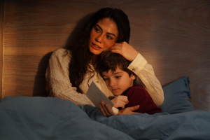 Farah (Demet Özdemir) encarna a una madre soltera en 'Adim Farah'