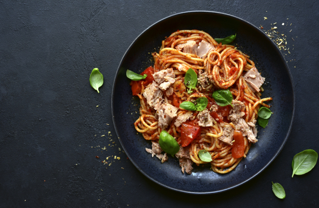Espaguetis con salsa de tomate, atún y albahaca