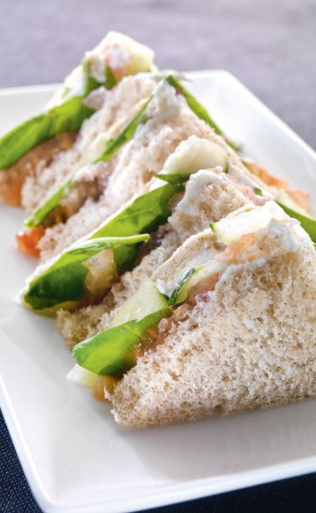 Sándwich de pan integral con pepino