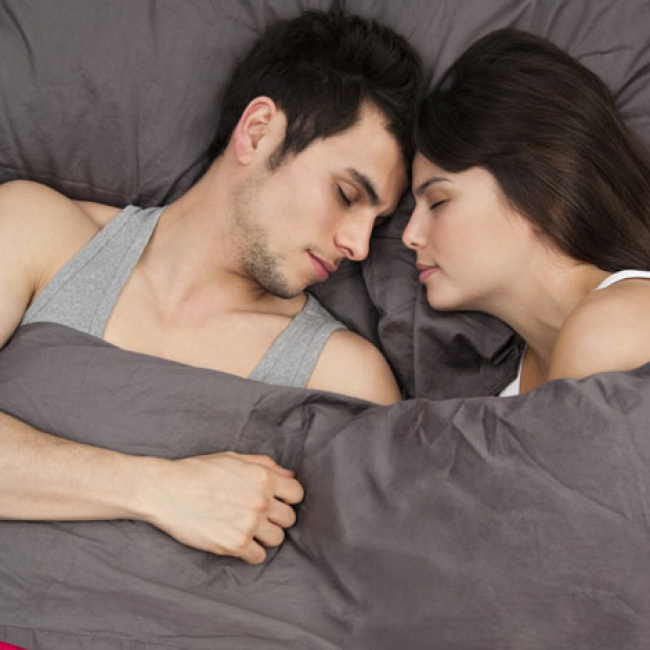 El significado de las posturas para dormir en pareja