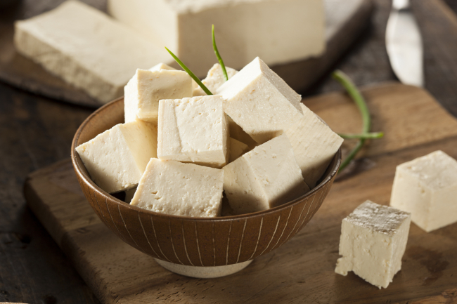 Salteado de tofu con champiñones, brócoli y pimientos