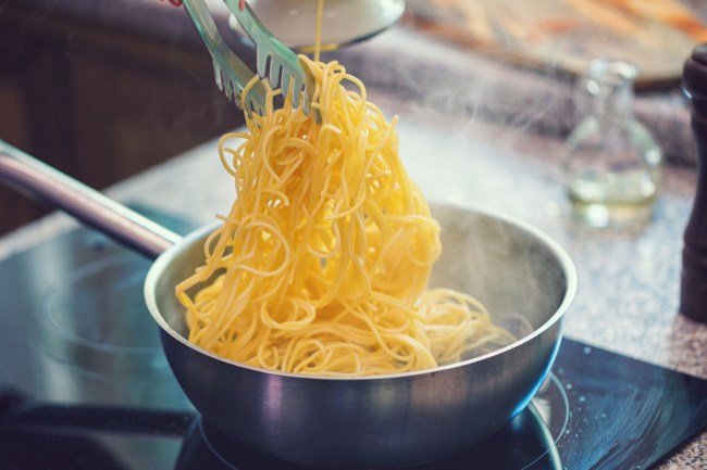 Elaboración de los espaguetis.