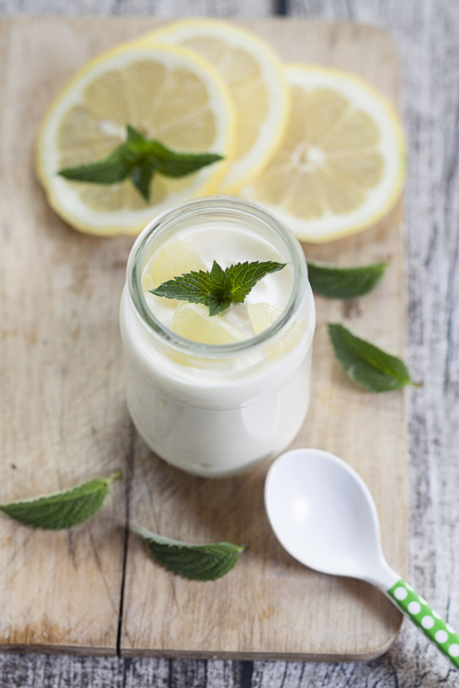 Yogur líquido con limón y hierbabuena