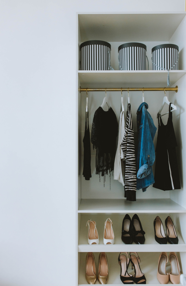 Los mejores trucos para organizar armarios pequeños (y aprovechar al máximo  su espacio)