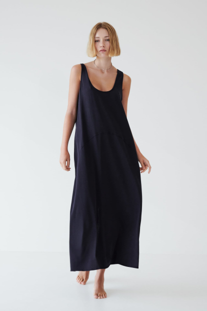 Diez vestidos de Zara por menos de 30 euros que arrasan entre las mujeres  de +50: anchos, ligeros y bonitos