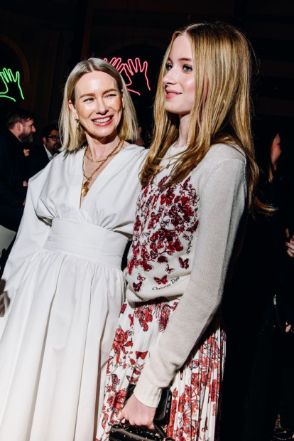 Naomi Watts presentó en sociedad a su hija Kai Schreiber en el desfile de Dior.