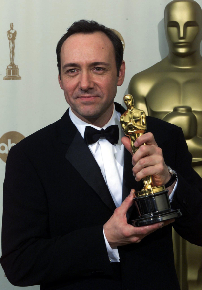 El actor mostrando el Oscar que le otorgó la Academia de Hollywood.
